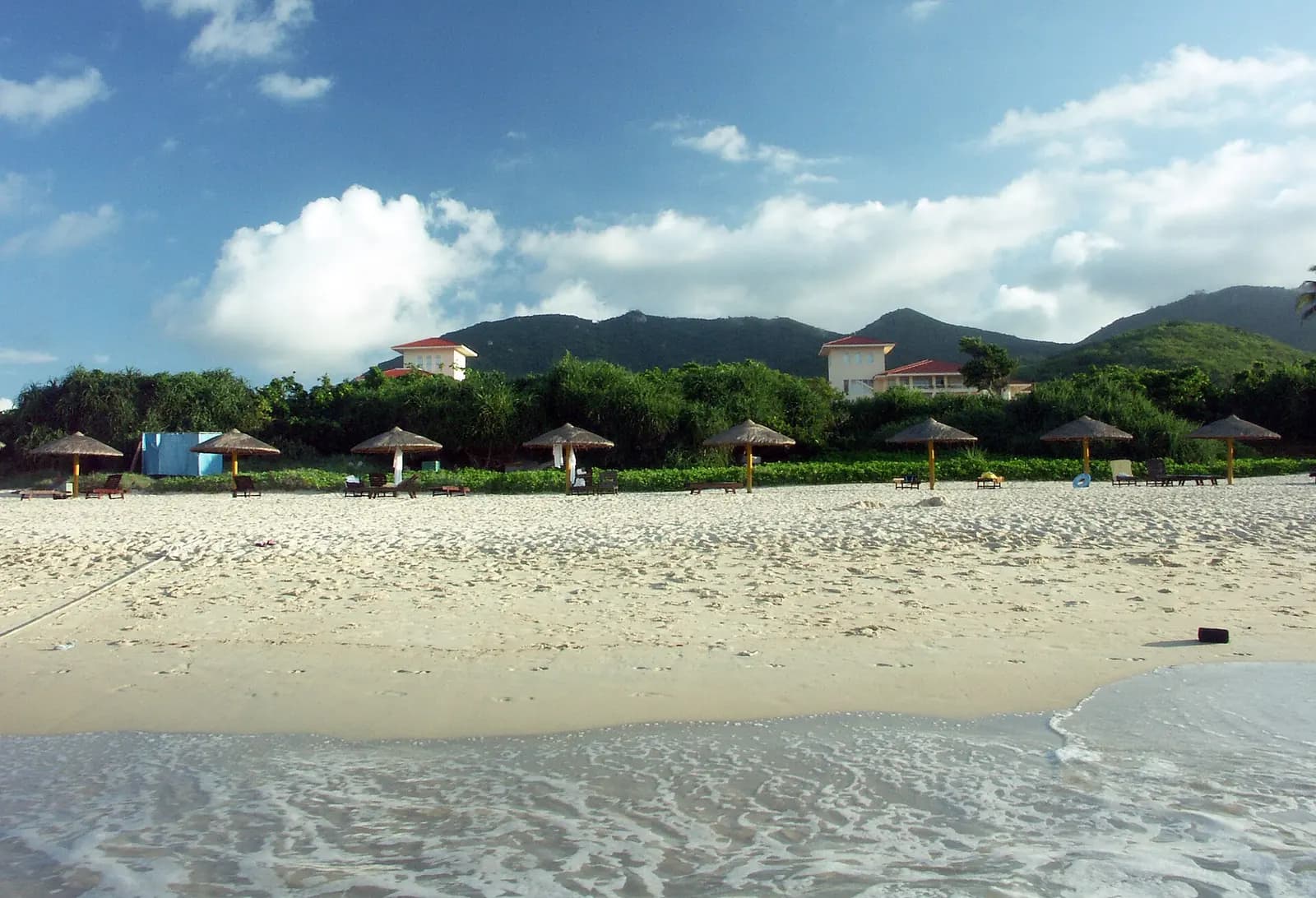 Hainan - 2007 - Resort Golden Palm - Yalong Bay - panoramio - Maxim Nedashkovskiy.jpg