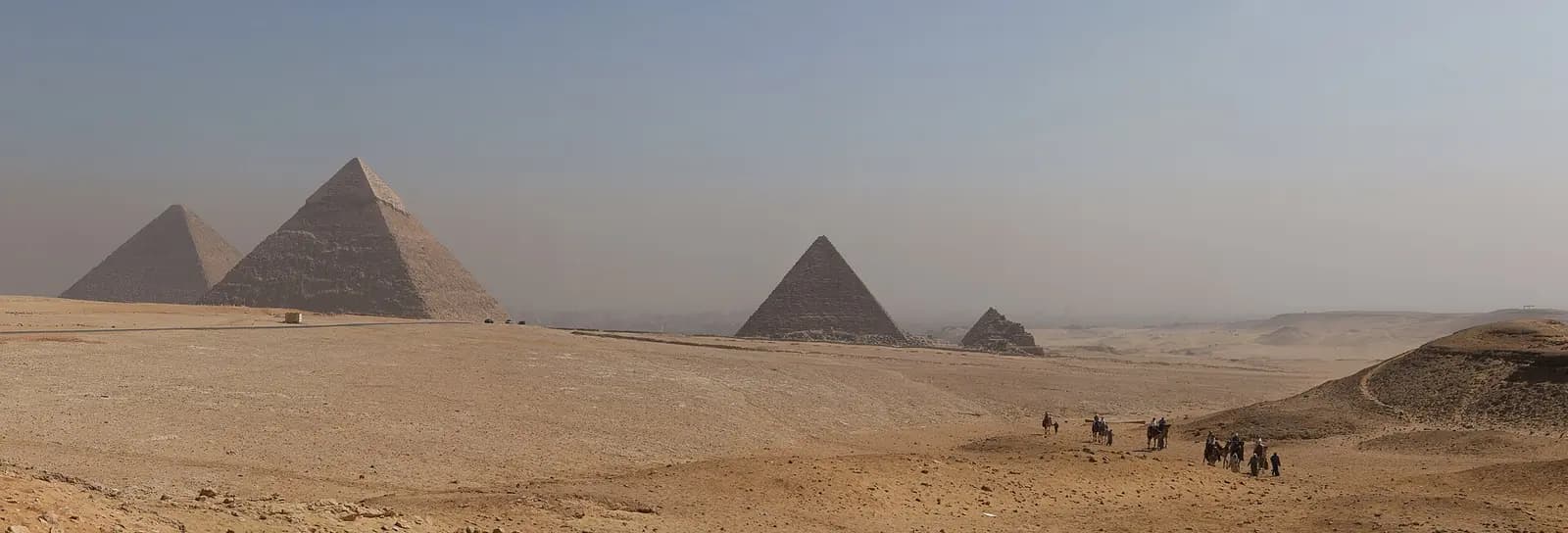 All pyramids of Giza panorama 2.jpg